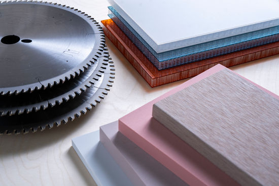 To cut plastics, the standard products available are the <strong> format circular saw blades ’g5 system’, ’plastics TR-F-FA’ and ’Solid Surface’</strong>.