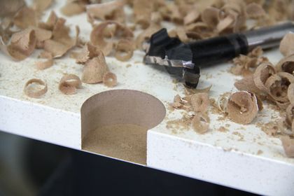 With the Light cylinder head drill it is possible to bore very close to the bottom cover
layer. The center point doesn’t poke through. The decoration doesn’t arch.