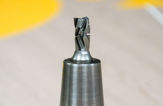 Made for top performance: The nesting cutter from LEUCO delivers a perfect edge, including on printed panels with an abrasive top layer. Despite the high mineral content, the cutter processes the panels precisely and without chipping. "It processes an amazing number of running meters", as Jürgen Hennig, Tool Manager from the REINHOLD KELLER Group, emphasizes.