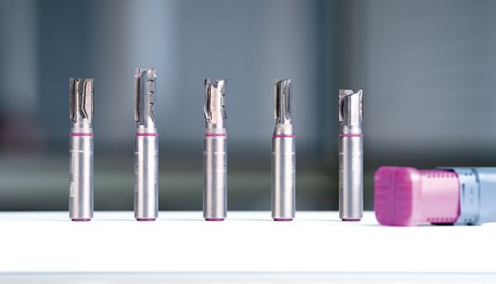 The cutters are stocked with D12 and Z2 (for panel thicknesses 12-15 mm),
Z3 (16-19 mm and 22-25 mm), Z4 (16-19 mm) and D 3/8 inch with Z3 (16-19 mm)