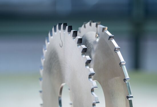 <strong>High five thanks to larger tooth</strong>: The effective update of the circular scoring saw blade is clear to see. The new version (left) with enlarged raw teeth can be resharpened 5 times more often. At the same time, the teeth have a shorter outer contour than their predecessors (right) and are cheaper to service.